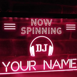 Targa luminosa al neon a LED personalizzata DJ Now Spinning per cabina studio da concerto, personalizzata con il tuo nome