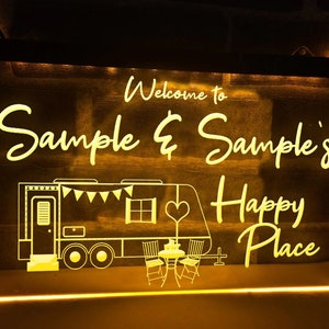 Benvenuti nel nostro Happy Place, cartello al neon a LED illuminato personalizzato per roulotte, arredamento da viaggio per camper