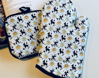Ready to Ship. White Daisies Flowers. Oven Mitts, Potholders, Pot Handle Cover Gift Sets. Thick Quilted.