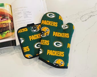 Ready to Ship. Sports Football Fan Packers Green. Oven Mitts, Potholders Handle Sets. Thick Quilted.