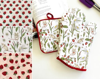 Strawberries. Oven Mitts, Potholders, Pot Handle Cover Gift Sets. Extra Thick Quilted Handmade. Hostess, Mothers Day Gift.