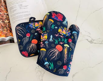 Sea Jelly Fish Ocean. Oven Mitts, Potholders Handle Covers Gift Sets.  Thick Quilted.