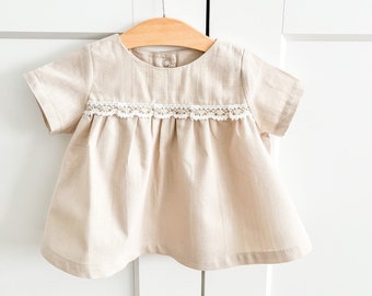Baby Mädchen Taufkleid, Blumenmädchenkleid, Fotoshootingkleid, beige Baumwollkleid mit Spitze