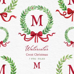 以下が含まれることがあります： 水彩画のクリスマス紋章のデザイン。赤い文字「M」を囲む、赤いベリーとリボンが付いた緑色のリース。画像には「Watercolor Crest Christmas」と「7 PNG FILES」の文字が含まれています。