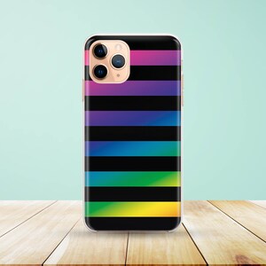 Funda para teléfono con diseño degradado arcoíris en azul, morado, rojo, naranja, amarillo y rayas negras, disponible para iPhone 11, Xs, Xs Max, Samsung S20 y A5.
