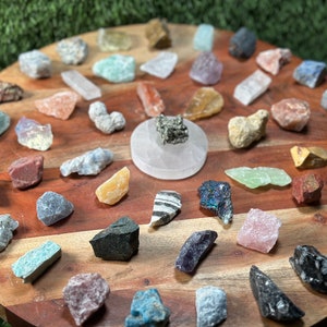 Beginners Crystal Set | 50 Crystal set | Crystal Starter Kit | 50 Labeled Crystal Set | Raw Chakra Stones & Crystals