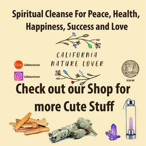 Op de afbeelding: Een digitale afbeelding die reclame maakt voor een winkel genaamd "California Nature Lover" met een verscheidenheid aan artikelen voor spirituele reiniging, waaronder palo santo-stokjes, saliebundels, kristallen en een kristalge&iuml;nfuseerde waterfles. De afbeelding bevat ook een QR-code die je kunt scannen voor meer informatie.