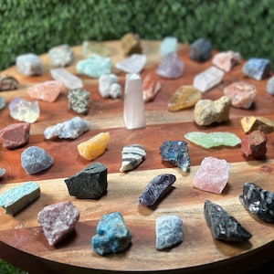 Beginners Crystal Set | 50 Crystal set | Crystal Starter Kit | 50 Labeled Crystal Set | Raw Chakra Stones & Crystals