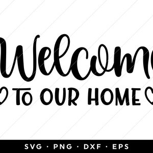 Puede incluir: Un letrero de bienvenida en blanco y negro con el texto "Bienvenido a nuestro hogar" y dos corazones a cada lado del texto.