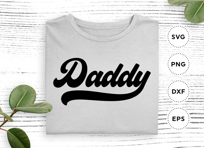 K&ouml;nnte beinhalten: Ein wei&szlig;es T-Shirt mit dem Wort "Daddy" in einer schwarzen Retro-Schrift.