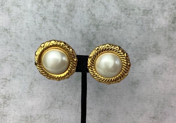 Vintage 1970s Chanel Faux Pearl and Gold Tone Cli… - image 8