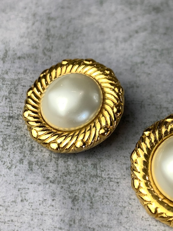 Vintage 1970s Chanel Faux Pearl and Gold Tone Cli… - image 5