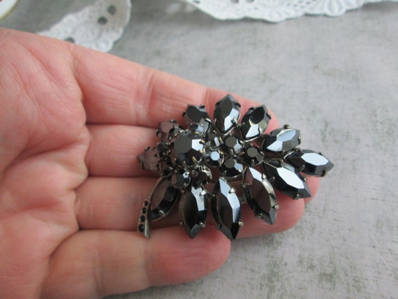 Vintage Juliana Black Rhinestone Leaf Shaped Dome… - image 5