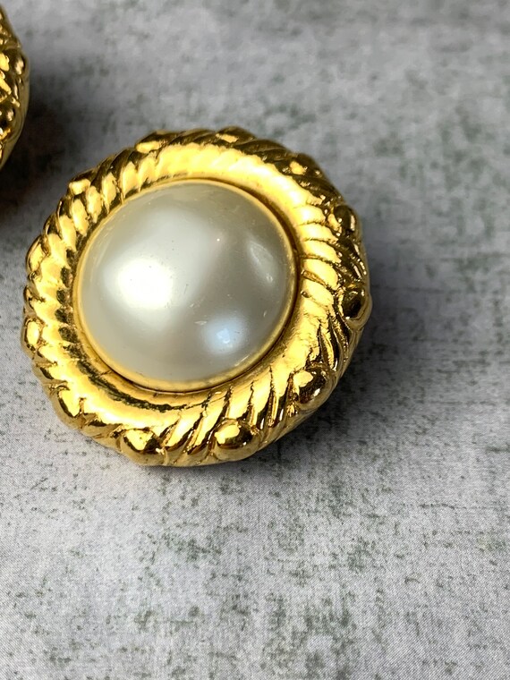 Vintage 1970s Chanel Faux Pearl and Gold Tone Cli… - image 4