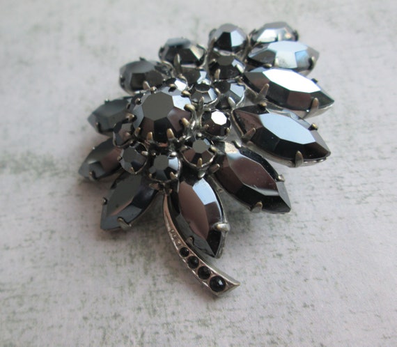 Vintage Juliana Black Rhinestone Leaf Shaped Dome… - image 3