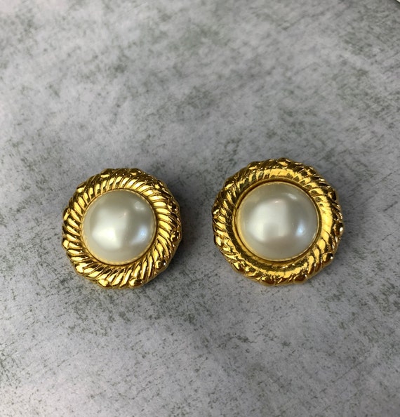 Vintage 1970s Chanel Faux Pearl and Gold Tone Cli… - image 3