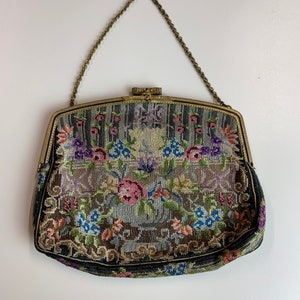 Monedero vintage con asa superior y bordado floral