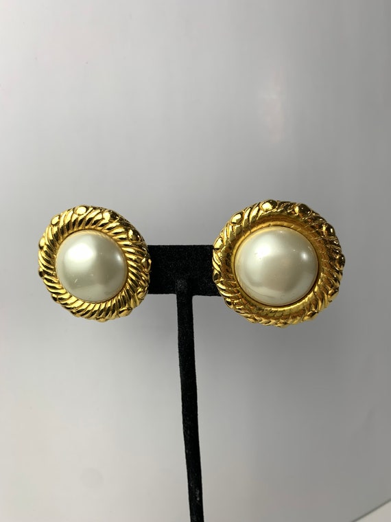 Vintage 1970s Chanel Faux Pearl and Gold Tone Cli… - image 1