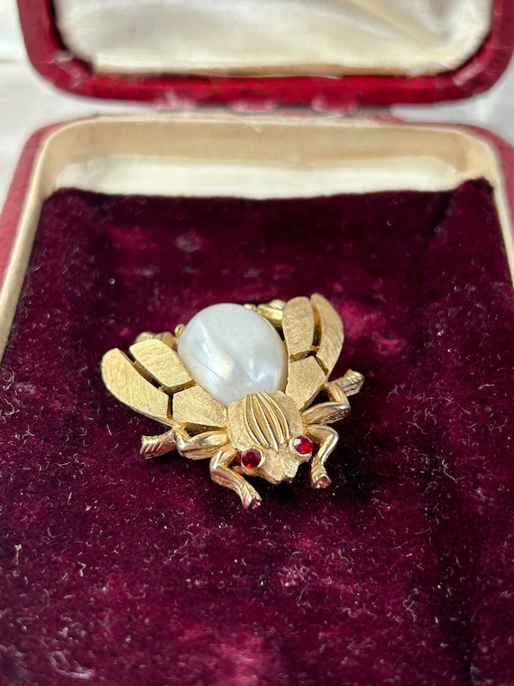 Vintage Crown Trifari Fantasia Gold Tone Fly Brooch With Faux