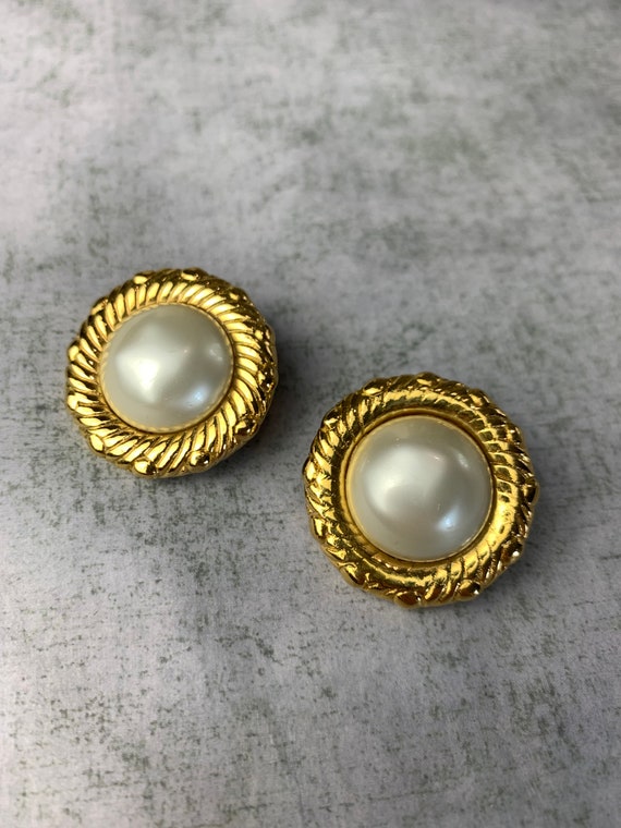 Vintage 1970s Chanel Faux Pearl and Gold Tone Cli… - image 2