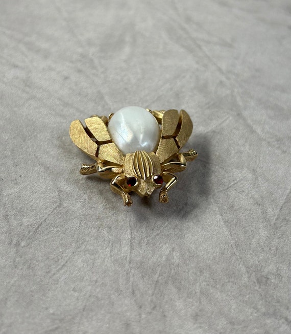 Vintage Crown Trifari Fantasia Gold Tone Fly Brooch With Faux