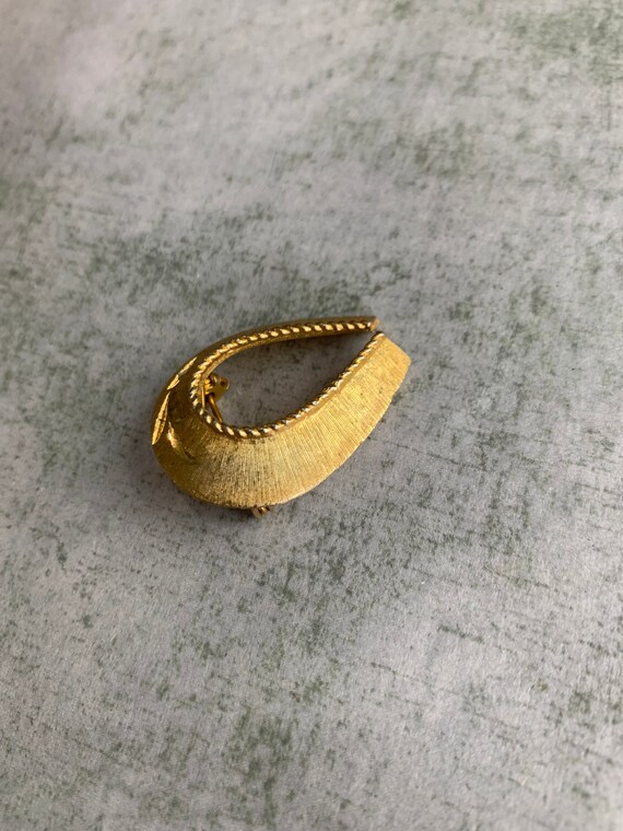 Vintage Mamselle Gold Tone Horseshoe Brooch Gem