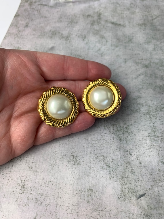 Vintage 1970s Chanel Faux Pearl and Gold Tone Cli… - image 7