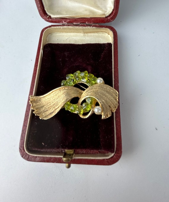 Lovely Vintage Peridot and Faux Pearl Gold Brooch