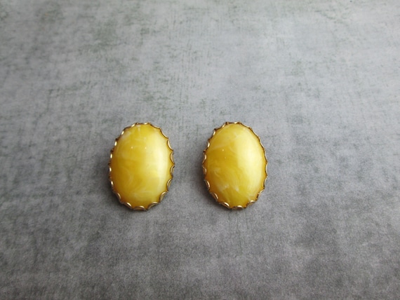 Vintage Buttery Yellow Glass Cabochon Clip On Ear