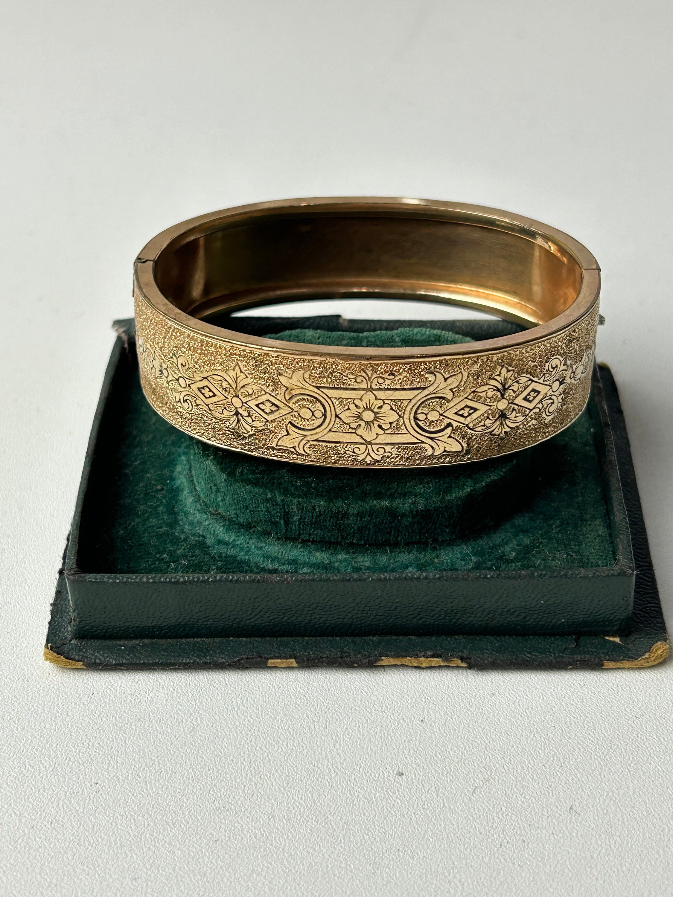 Antique H & B Taille d'épargne Gold Tone Hinged Bangle Bracelet