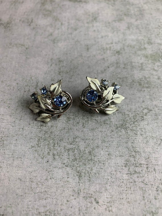 Vintage Coro Silver and White Enamel Flowers with… - image 3