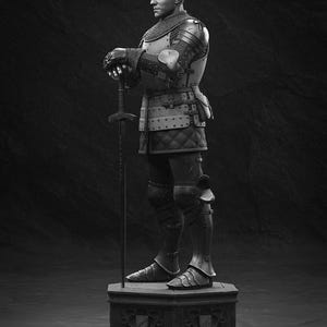 Może przedstawiać: Szara statua rycerza w pełnej zbroi, trzymającego miecz. Rycerz stoi na ozdobnym cokole z herbami tarcz. Zbroja obejmuje hełm, kolczugę i zbroję płytową, ze szczeg&oacute;łowymi teksturami i nitami.