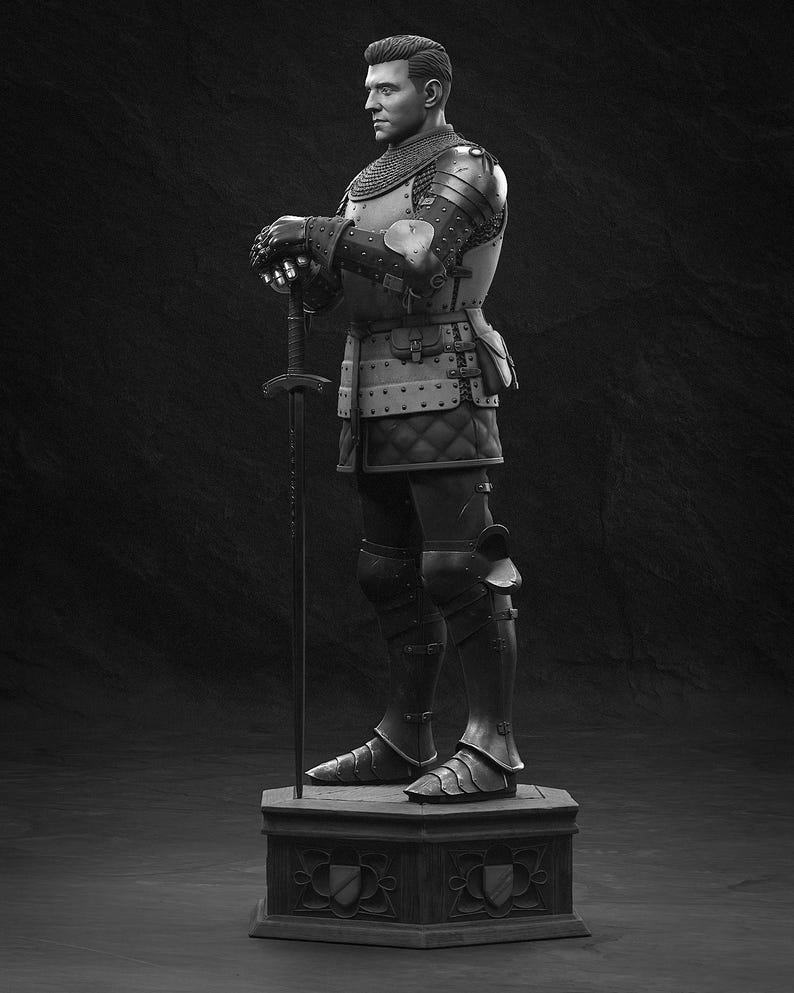 Może przedstawiać: Szara statua rycerza w pełnej zbroi, trzymającego miecz. Rycerz stoi na ozdobnym cokole z herbami tarcz. Zbroja obejmuje hełm, kolczugę i zbroję płytową, ze szczeg&oacute;łowymi teksturami i nitami.