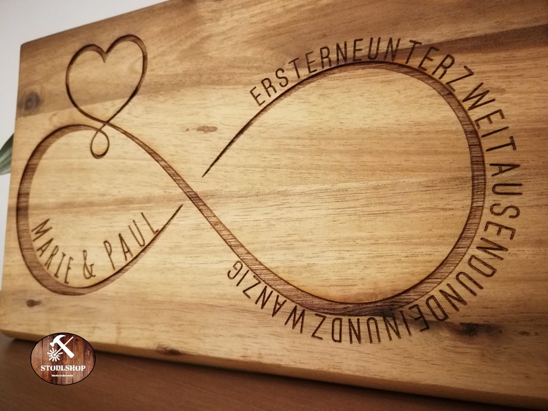 Frühstücksbrett mit Gravur personalisiert Brotzeitbrett mit Name und Datum Geschenk Hochzeit Valentinstag Geburtstag Bild 3