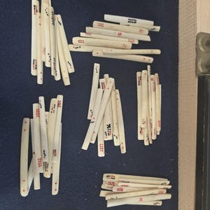 Antik uppsättning av 4 svarta och mässings träplattor av M. & S. Cowen 1920-talet, 120 vintage antika benräknare! Mahjong-spelpjäser