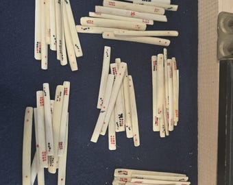 Juego antiguo de 4 estantes para fichas de madera negra y latón de M.& S. Cowen, década de 1920. ¡120 palitos antiguos para contar huesos! Piezas de juego de Mahjong.