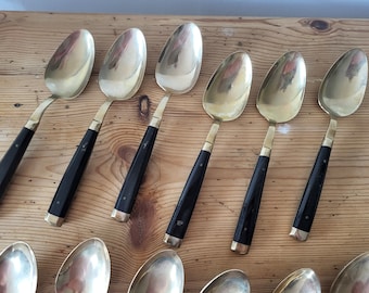 Vintage S Samran Tailandia 12 cucharas de sopa y 12 cucharaditas de latón con asas y 1 cuchillo pequeño a juego.