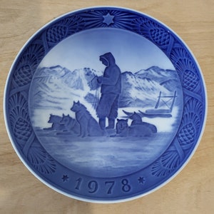 Royal Copenhagen Christmas Jul Plate 1978 Denmark Danmark Greenland Scenery with dogs and dogsled Danish Blue