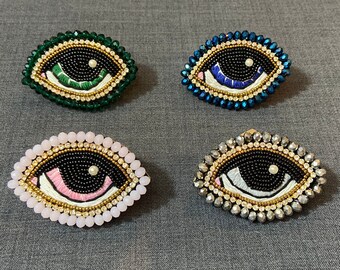 broche œil faite à la main brodée de perles, différentes couleurs