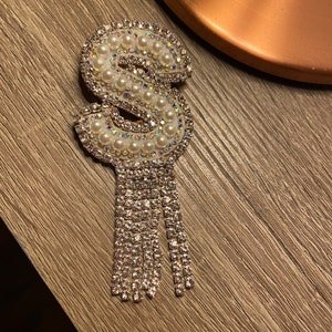 Perlen Buchstaben Brosche für Damen von A-Z gestickt,mit Strass-Fransen  ,Initialen,mit Anstecknadel