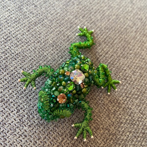 Frosch  Brosche gestickt, aus Garn,Perlen und Strass handgefertigt
