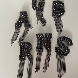 Perlen „schwarz „Buchstaben Brosche für Damen von A-Z ,mit Strass-Fransen,Initialen,mit Anstecknadel