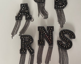Perlen „schwarz „Buchstaben Brosche für Damen von A-Z ,mit Strass-Fransen, zwei verschiedene Größen,Initialen,mit Anstecknadel