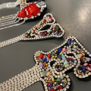 Brosche A-Z für Damen mit Heilsteinen , Strass-Fransen und  Anstecknadel
