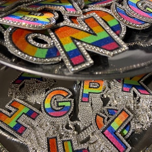 Buchstaben Brosche „Rainbow Color „für Damen von A-Z gestickt,ohne und mit Strass-Fransen   ,Initialen,mit Anstecknadel