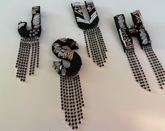 Broche lettre en perles noire, dorée, blanche, argentée brodée de A à Z, avec franges en strass noir, initiales, avec épingle, fait main