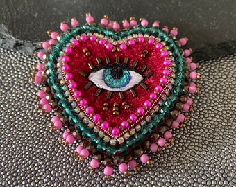 Herz-mit Auge Brosche „handgefertigt“ , weinrot-rosa-smaragdgrün-braun