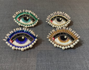 Oogbroche met geborduurd oog met kralen, diverse kleuren, handgemaakt