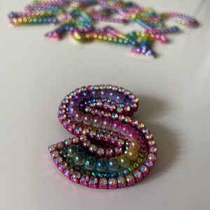 Strass Brosche Initialen „pink multicolor , handgefertigt, verschiedene Buchstaben verfügbar