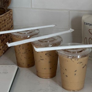 Puede incluir: Juego de tres tazas de cerámica con acabado mate moteado. Las tazas son de color crema, marrón claro y marrón oscuro. Cada taza tiene un diseño simple y minimalista, ideal para café o té.